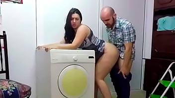 Follada casera con su cuñada culona sobre la lavadora